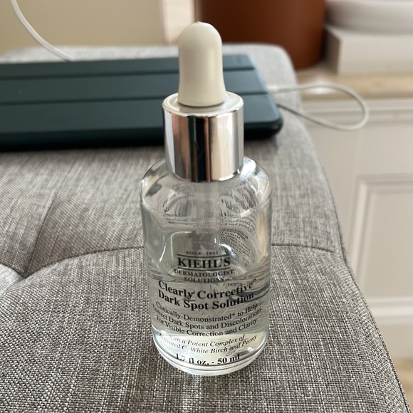 Kiehl’s clearly corrective dark spot solution - Picture 1 of 3